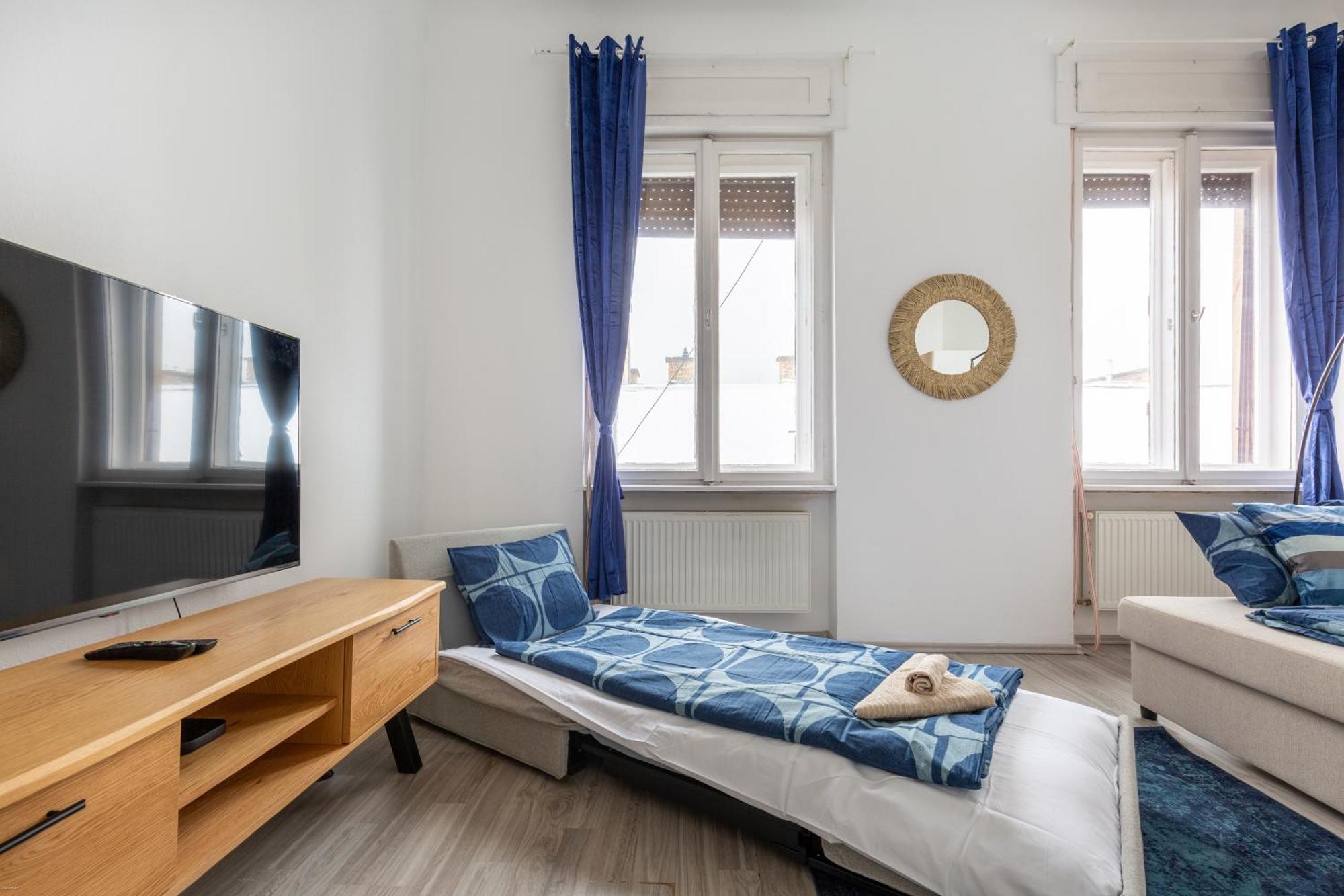 Apartment Vibrant Neighborhood Vibes *
