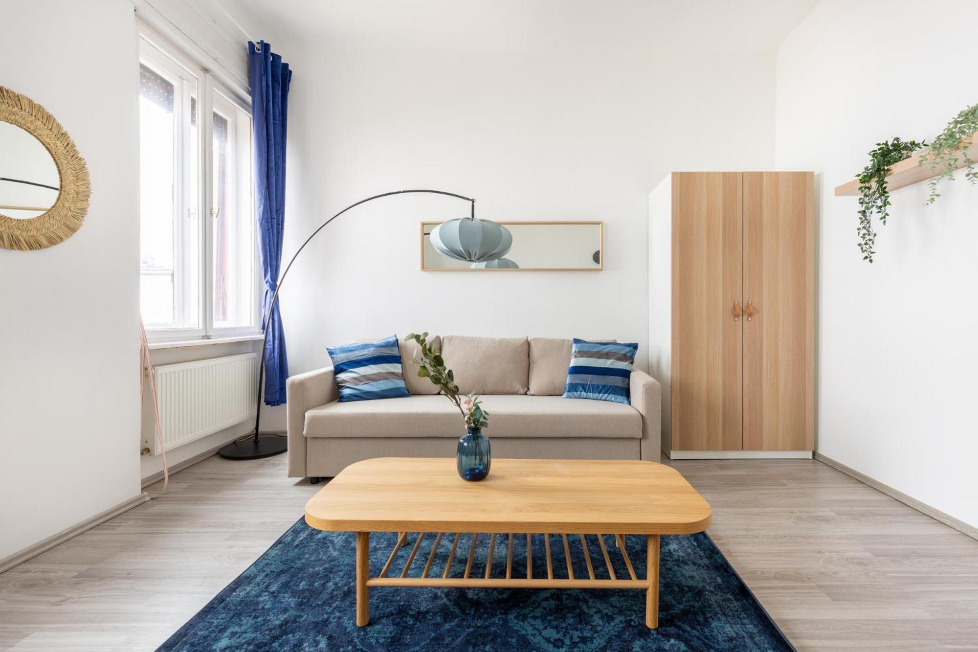 Apartment Vibrant Neighborhood Vibes *